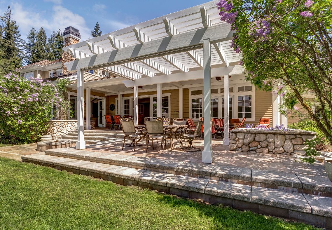 Incorporate a Pergola into Your Backyard Landscape Design